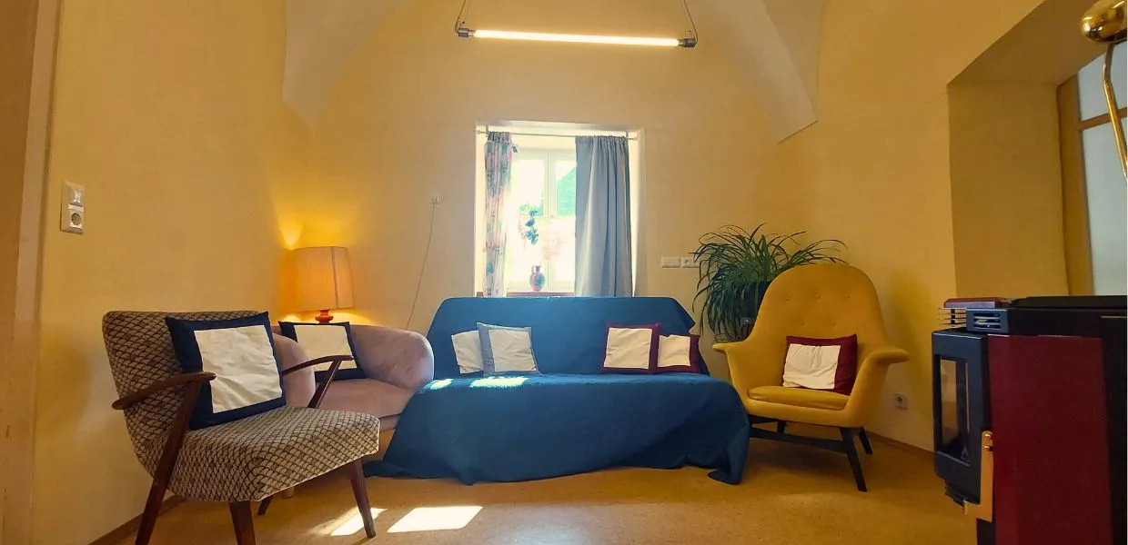 Der Seminarraum in Pöllau mit Sofa, Sesseln und Fenster